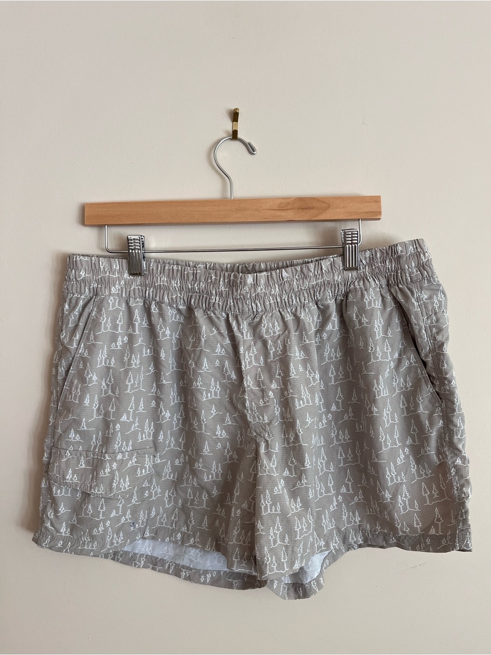 COLUMBIA tree print shorts with many pockets size XL
